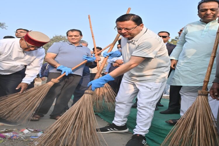 CM DHAMI CLEANING THE ROAD