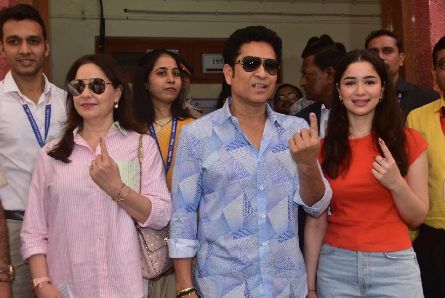 Sachin and Sara tendulkar Cast Their Vote