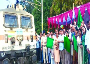 त्रिवेंद्र सिंह रावत ने हिमगिरी एक्सप्रेस को दिखाई हरी झंडी