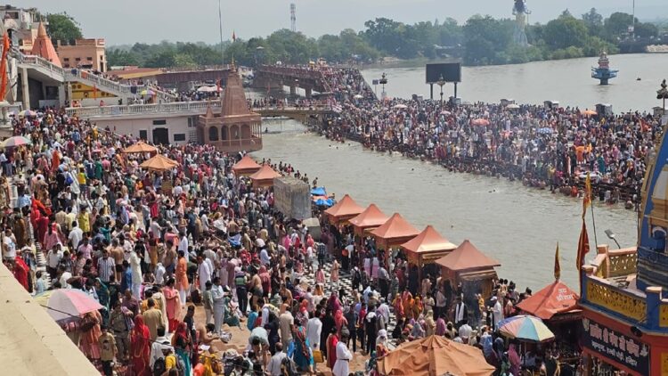 बुद्ध पूर्णिमा के मौके पर श्रद्धालुओं ने किया गंगा स्नान